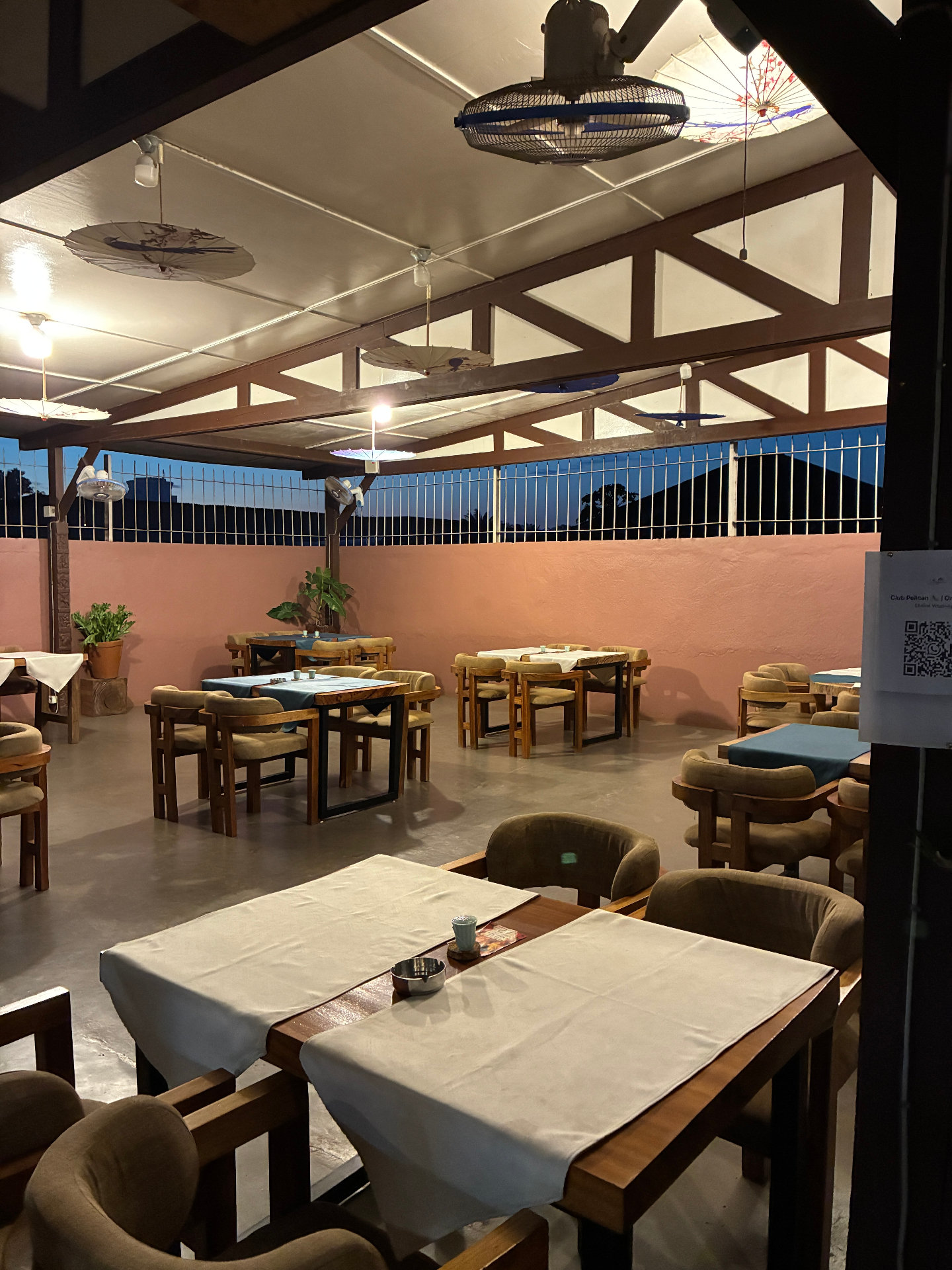 Salle principale et tables dressées chez ThaoNhi