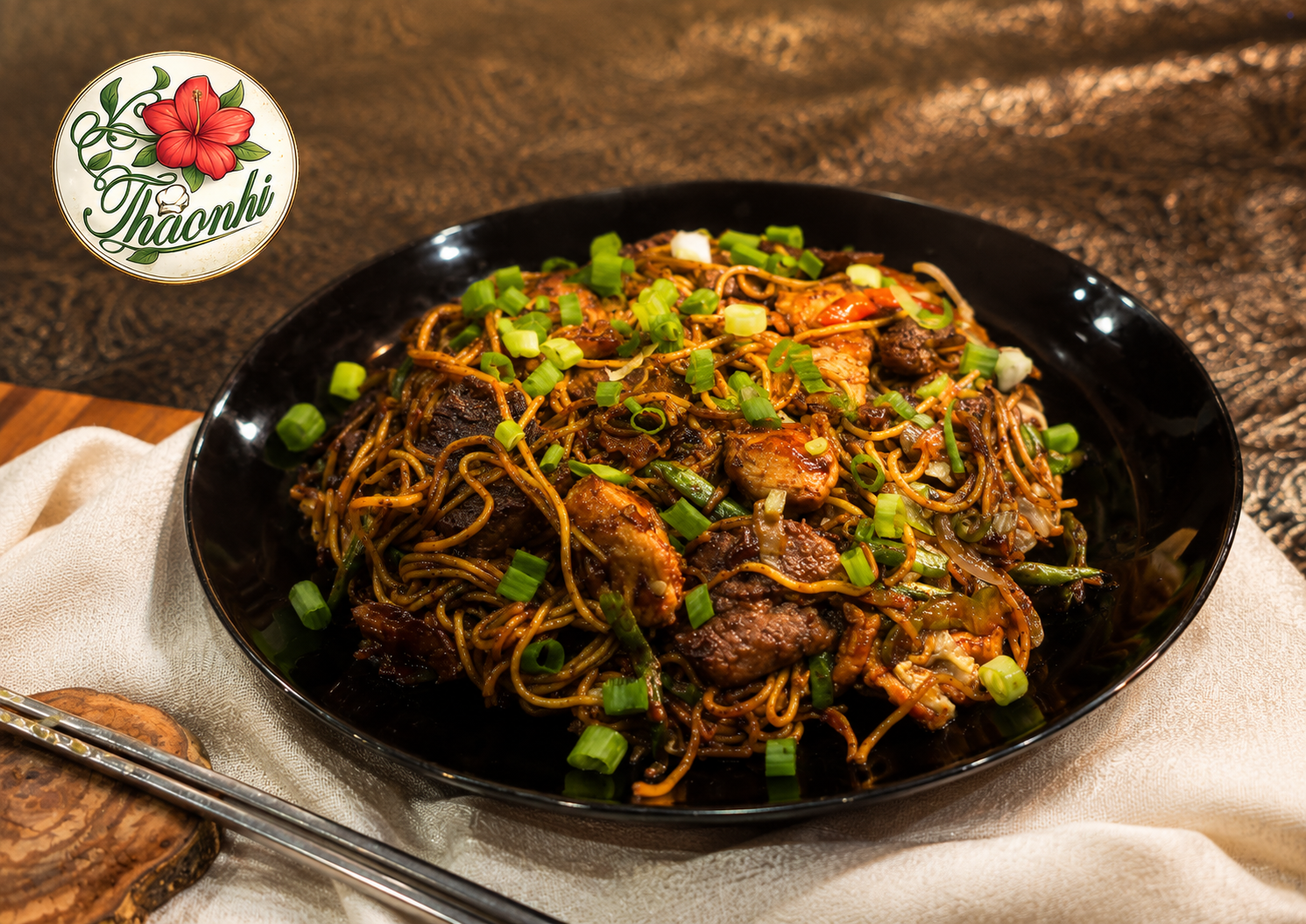 Grand plat de nouilles sautées au bœuf et poulet chez ThaoNhi
