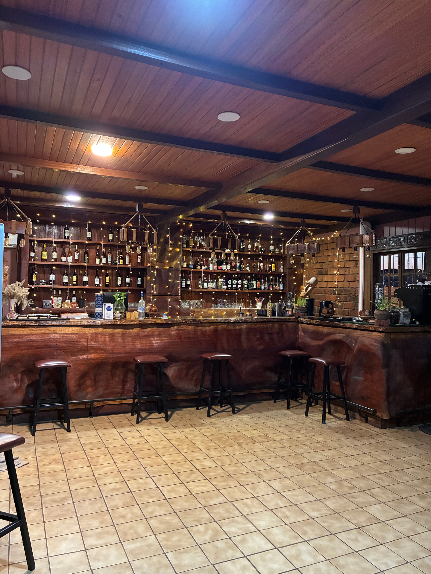 Bar en bois et lumières chaudes chez ThaoNhi
