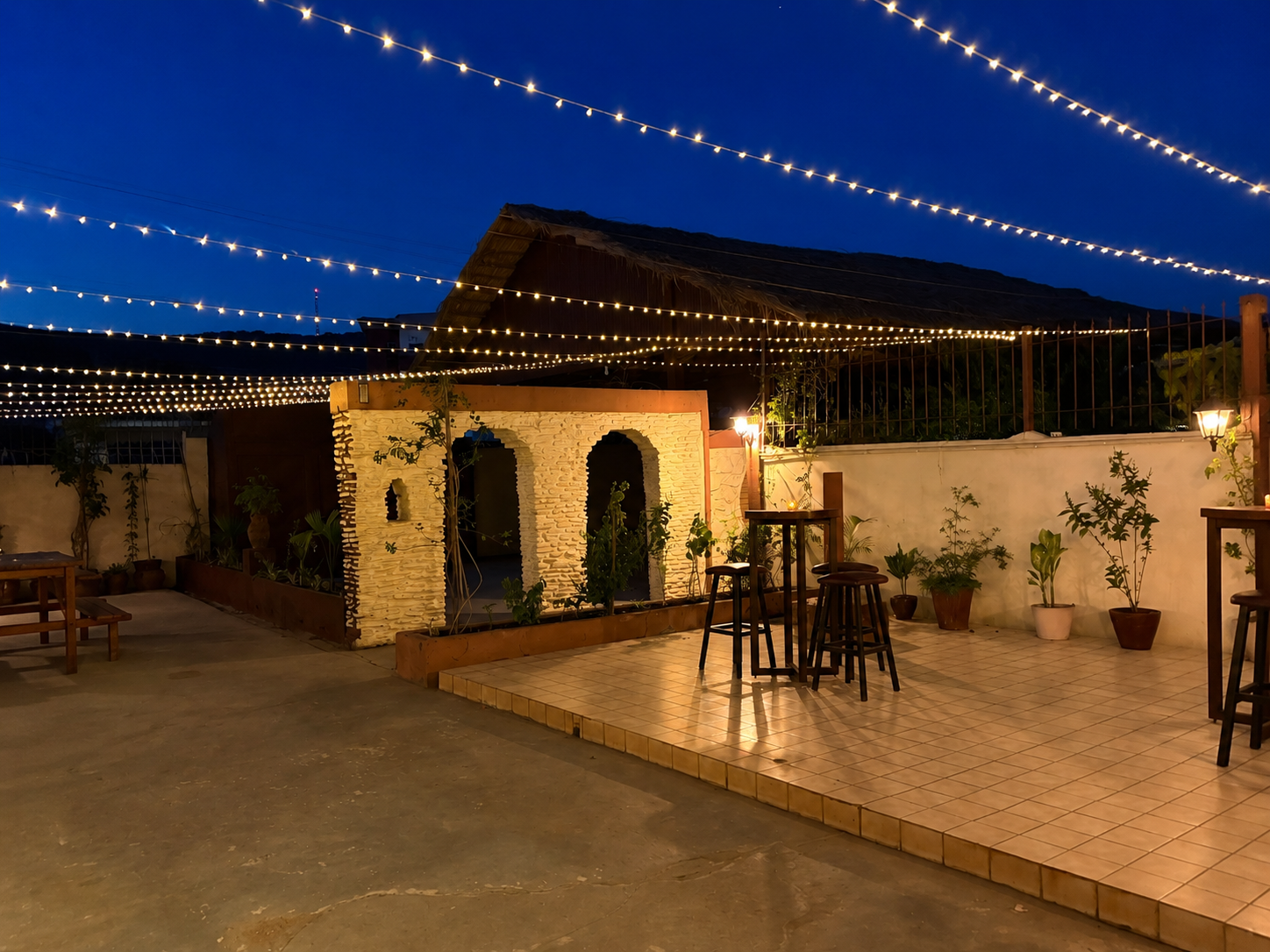 Terrasse de ThaoNhi illuminée de guirlandes à la tombée de la nuit